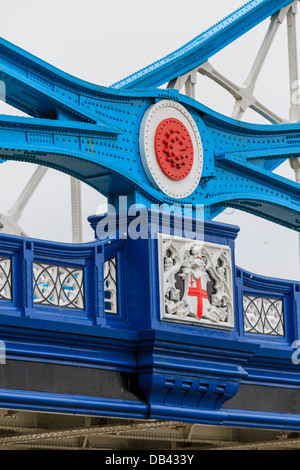 Tower Bridge détails de croix de fer de chevrons, Londres, Royaume-Uni Banque D'Images