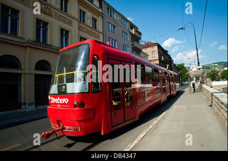 Le long d'Obala Kulina Bana Tram et rue de la rivière Miljacka. Sarajevo.la Bosnie-Herzégovine. Balkans. L'Europe. Banque D'Images