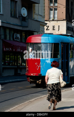 Obala Kulina Bana tramway le long de rue . Sarajevo.la Bosnie-Herzégovine. Balkans. L'Europe. Banque D'Images