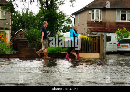 Hucknall, Nottinghamshire. 23 juillet 2013. Inondations, orages, vents forts, faire des ravages sur les routes dans toute l'Aquitaine et de nombreuses routes et .Les maisons sont inondées à la suite de la fin de la vague de chaleur. Crédit : Ian Francis/Alamy Live News Banque D'Images