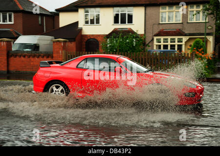 Hucknall, Nottinghamshire. 23 juillet 2013. Inondations, orages, vents forts, faire des ravages sur les routes dans toute l'Aquitaine et de nombreuses routes et .Les maisons sont inondées à la suite de la fin de la vague de chaleur. Crédit : Ian Francis/Alamy Live News Banque D'Images