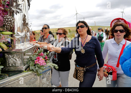 Pèlerins catholiques holding sur un autel d'argent portant la Vierge Marie faire pèlerinage de Jerez à El Rocio, dans le sud de l'Espagne Banque D'Images