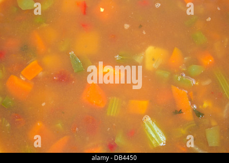 Une vue étroite de légumes et la chair de crabe dans un ragoût. Banque D'Images