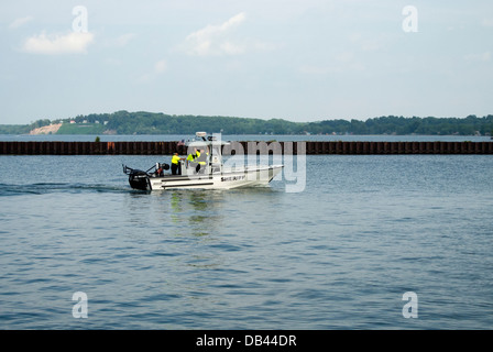 Bateau du shérif en patrouille. Banque D'Images