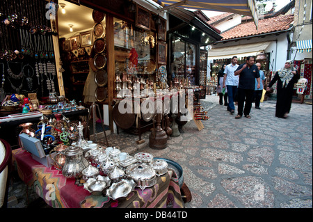 Jeux de café en laiton, bijoux, plaques et tuyaux dans quartier turc boutiques, Sarajevo.la Bosnie-Herzégovine. .Balkans Europe. Banque D'Images