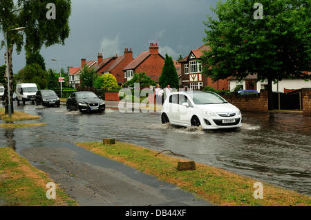 Hucknall, Notts.23 juillet 2013.inondations, orages, vents forts, faire des ravages sur les routes dans toute l'Aquitaine et de nombreuses routes et .Les maisons sont inondées à la suite de la fin de la vague de chaleur. Crédit : Ian Francis/Alamy Live News Banque D'Images