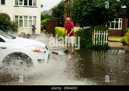 Hucknall, Notts.23 juillet 2013.inondations, orages, vents forts, faire des ravages sur les routes dans toute l'Aquitaine et de nombreuses routes et .Les maisons sont inondées à la suite de la fin de la vague de chaleur. Crédit : Ian Francis/Alamy Live News Banque D'Images