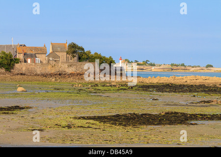 Côte normande près de Saint-Vaast-la-Hougue et l'île Tatihou, France. Les fortifications sont un site du patrimoine mondial de l'UNESCO. Banque D'Images