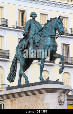 Le roi Carlos III statue équestre sur la Puerta del Sol, Madrid, Espagne Banque D'Images