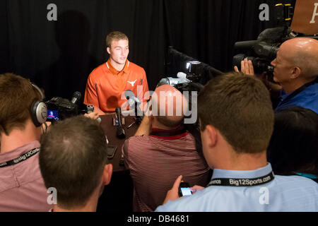 23 juillet 2013 - Dallas, Texas, États-Unis d'Amérique - le 23 juillet 2103 : Texas longhorns quarterback David Ash parle avec les journalistes au cours de la Conférence Big 12 2013 Journées des médias Football à l'Omni Dallas Hotel à Dallas, TX. Banque D'Images