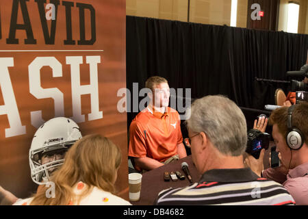 23 juillet 2013 - Dallas, Texas, États-Unis d'Amérique - le 23 juillet 2103 : Texas longhorns quarterback David Ash parle avec les journalistes au cours de la Conférence Big 12 2013 Journées des médias Football à l'Omni Dallas Hotel à Dallas, TX. Banque D'Images