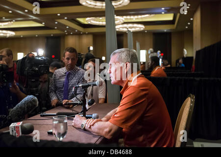 23 juillet 2013 - Dallas, Texas, États-Unis d'Amérique - le 23 juillet 2103 : Texas longhorns Head Coach Mack Brown parle avec les journalistes au cours de la Conférence Big 12 2013 Journées des médias Football à l'Omni Dallas Hotel à Dallas, TX. Banque D'Images