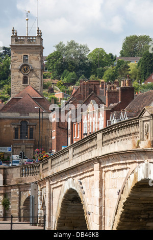 Bewdley à trois travées du pont en arc de maçonnerie sur la rivière Severn et St Anne's Parish Church, Worcestershire, Angleterre, RU Banque D'Images