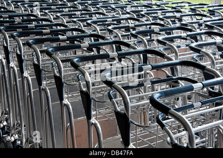 Plusieurs charrettes pour transporter des sacs à l'aéroport. Banque D'Images