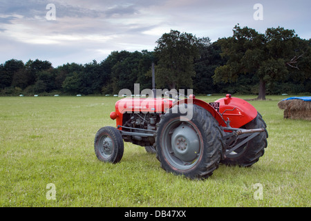 Massey Ferguson rouge rénové 35 tracteur avec prises au crépuscule dans la zone Banque D'Images