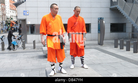 L'image de guerriers Shaolin appuyez sur Appeler à Dublin's Square Barnardo au cours de la construction jusqu'à des spectacles à l'Olympia. Banque D'Images