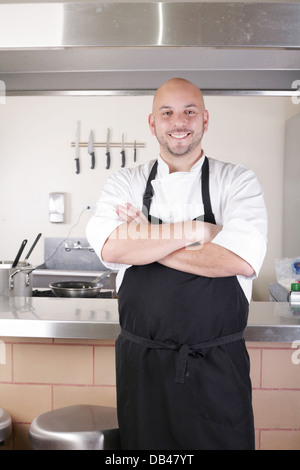 Portrait of young male chef en cuisine commerciale Banque D'Images