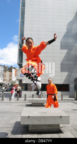 L'image de guerriers Shaolin appuyez sur Appeler à Dublin's Square Barnardo au cours de la construction jusqu'à des spectacles à l'Olympia. Banque D'Images