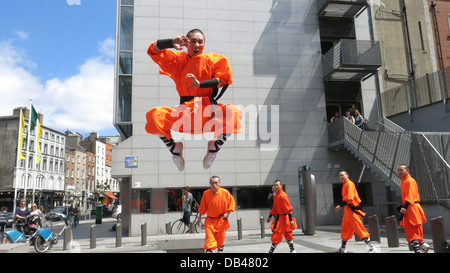 L'image de guerriers Shaolin appuyez sur Appeler à Dublin's Square Barnardo au cours de la construction jusqu'à des spectacles à l'Olympia. Banque D'Images