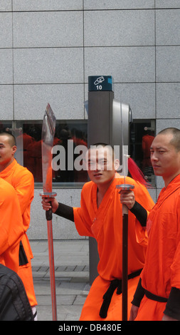 L'image de guerriers Shaolin appuyez sur Appeler à Dublin's Square Barnardo au cours de la construction jusqu'à des spectacles à l'Olympia. Banque D'Images