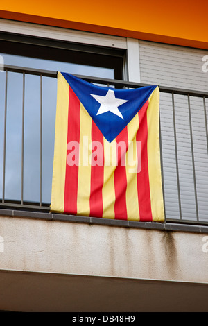 L'indépendance catalane estelada drapeau sur un balcon chambre Barcelone Catalogne Espagne Banque D'Images