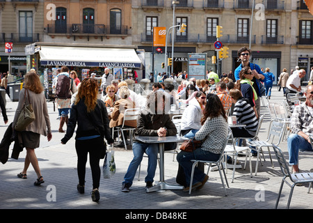 Les gens assis au café de la rue de Barcelone Catalogne Espagne Banque D'Images