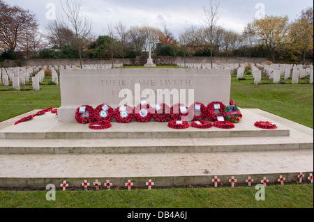 Rangées de tombes de guerre & coquelicot rouge circulaire sur des couronnes de pierre du Souvenir après cérémonie - Cimetière de Stonefall, Harrogate, North Yorkshire, Angleterre, Royaume-Uni. Banque D'Images