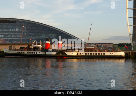 Waverley vapeur à aubes accosté au quai du Pacifique, en face de la Science Centre, Glasgow. Banque D'Images