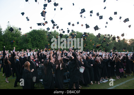 Cérémonie de remise des diplômes de l'école secondaire, les étudiants du Canada Montréal pierres chapeaux Banque D'Images