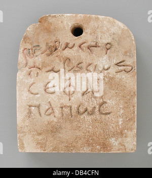 Une étiquette momie avec inscription bilingue de la collection LACMA, mettant en valeur les anciennes pratiques funéraires égyptiennes et l'utilisation de l'écriture dans les rituels. Banque D'Images
