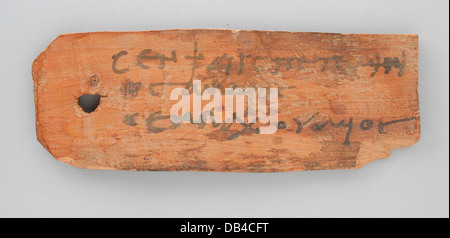 Cette étiquette de momie égyptienne comporte une inscription bilingue, offrant un aperçu de la langue et de l'écriture égyptiennes anciennes. Il fait partie de la collection LACMA, reflétant l'art et la culture de l'époque. L'inscription de l'étiquette, écrite à la fois en égyptien et en grec, a été utilisée pour l'identification dans les pratiques funéraires. Banque D'Images