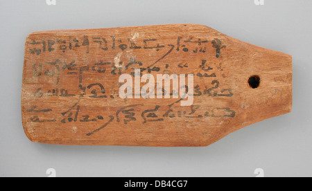 Cette étiquette momie comporte une inscription bilingue, offrant un aperçu des pratiques funéraires égyptiennes anciennes et de leur utilisation de la langue écrite à des fins d'identification et de rituel. Banque D'Images