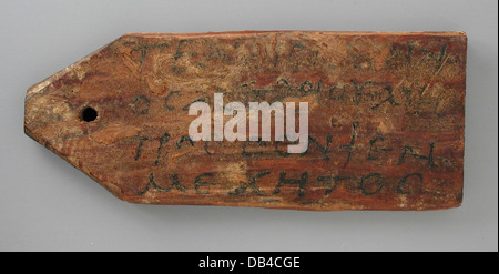 Cette étiquette de momie comporte une inscription bilingue, donnant un aperçu des pratiques funéraires égyptiennes anciennes. Le texte, écrit à la fois en égyptien et en grec, est un exemple important de communication interculturelle. Banque D'Images