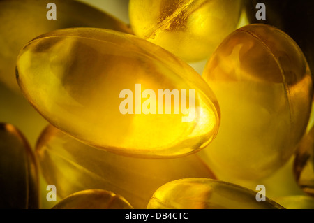 Des capsules d'huile de poisson de couleur or Close up Banque D'Images
