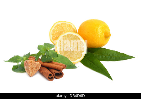 Citron, feuilles de menthe, sucre de canne en forme de cœur et des bâtons de cannelle sur fond blanc Banque D'Images