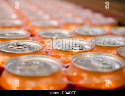 Des canettes de bière soda d'étain Banque D'Images