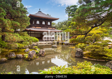 Le pavillon de l'argent du temple de Ginkaku-ji ou Jisho-ji à Kyoto, vu à l'automne. Ce temple bouddhiste Zen est un remarquable... Banque D'Images