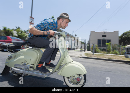 SILVERLAKE, CA Juillet 3 - Aaron Rose équitation un cyclomoteur dans Silverlake, Californie le 3 juillet 2008. Banque D'Images