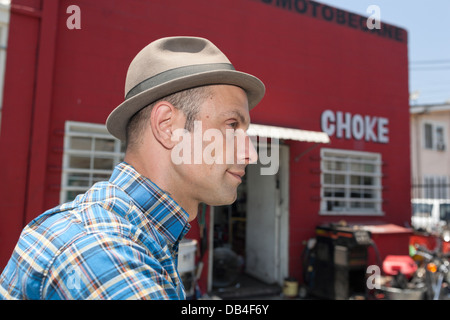 SILVERLAKE, CA Juillet 3 - Aaron Rose équitation un cyclomoteur dans Silverlake, Californie le 3 juillet 2008. Banque D'Images