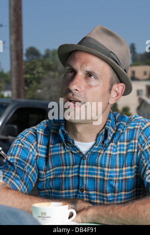 SILVERLAKE, CA Juillet 3 - Aaron Rose équitation un cyclomoteur dans Silverlake, Californie le 3 juillet 2008. Banque D'Images