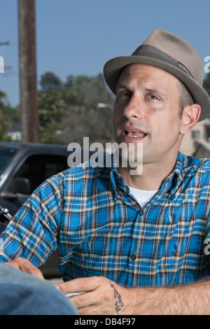 SILVERLAKE, CA Juillet 3 - Aaron Rose équitation un cyclomoteur dans Silverlake, Californie le 3 juillet 2008. Banque D'Images