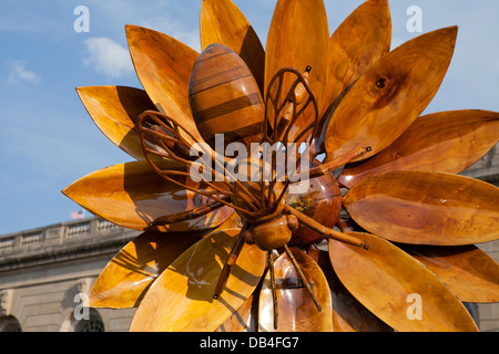 Sculpture en bois d'abeille sur fleur - USA Banque D'Images