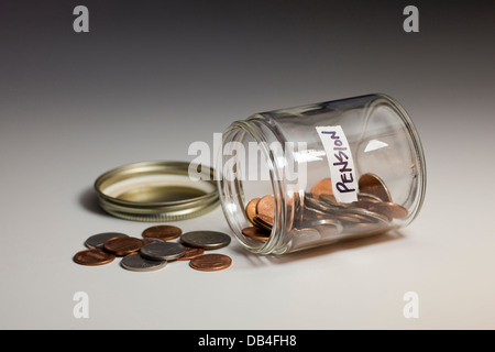 Pot en verre renversé de pièces enregistrées pour pension - USA Banque D'Images