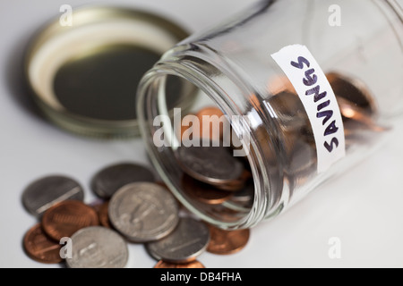 Pot en verre renversé de pièces pour l'épargne - USA Banque D'Images