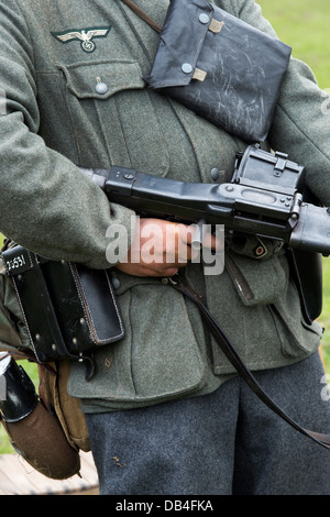 WW2 soldat de l'armée allemand avec une mitrailleuse. Re historique l'incorporation. Banque D'Images