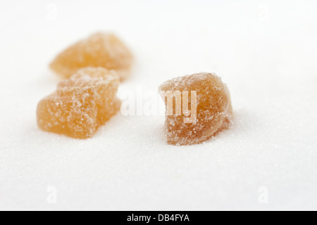 Gingembre Confit sur un fond de sucre blanc Banque D'Images