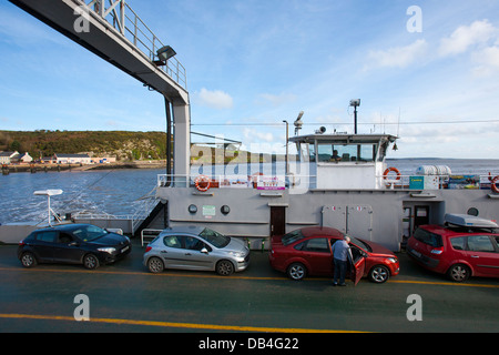 Le car-ferry allant de Magilligan à Greencastle dans le comté de Sligo, Irlande, transportant les voitures et véhicules. Banque D'Images