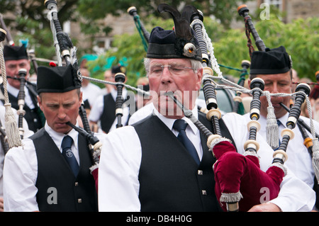 Pipers jouer avec Rothbury Highland Pipe Band, Festival de musique traditionnelle, dans le nord de l'Angleterre, Royaume-Uni Banque D'Images