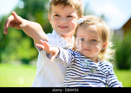 Petit frère et sisiter playing in garden Banque D'Images