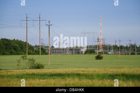 Puissance de transmission towers dans le pré Banque D'Images